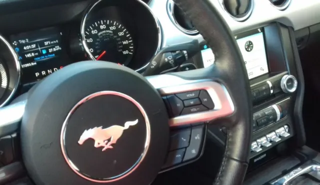 Dirigindo um Mustang na Califórnia