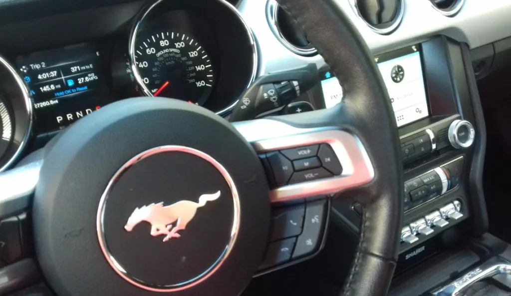 Dirigindo um Mustang na Califórnia